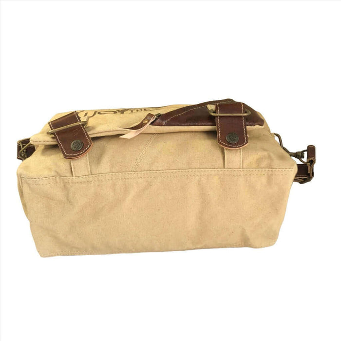 Eco-friendly messenger bag showcasing sturdy canvas and genuine leather design, perfect for on-the-go use.